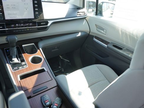 Used 2024 Toyota Sienna LE image 17