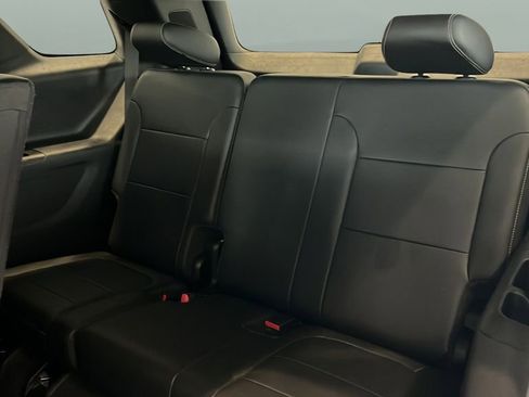 Used 2022 Chevrolet Traverse LT w/ Midnight/Sport Edition FWD image 20