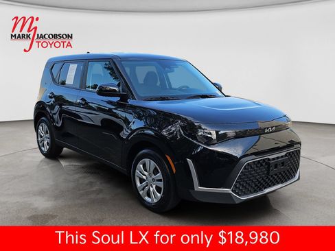 Used 2025 Kia Soul LX FWD image 5