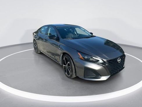Used 2024 Nissan Altima 2.5 SR FWD image 2