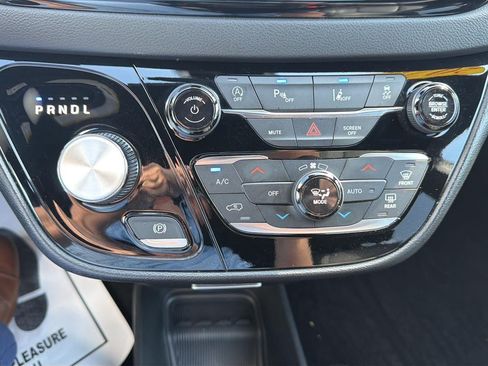 Used 2025 Chrysler Pacifica Select FWD image 24