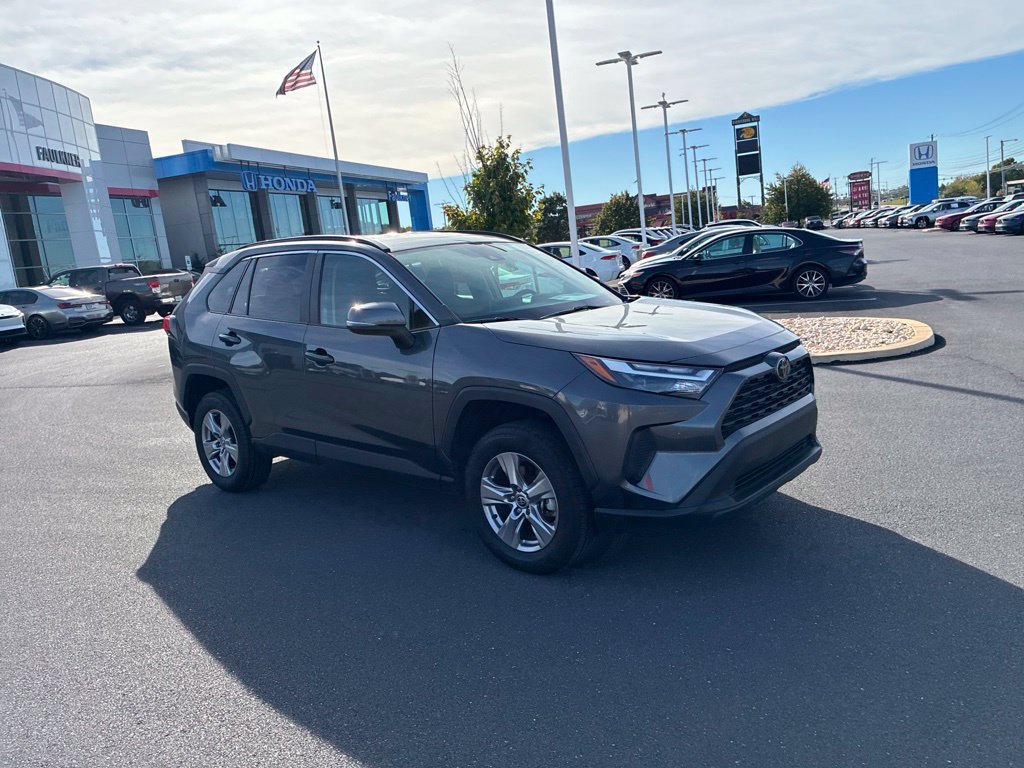 Used 2025 Toyota RAV4 XLE AWD/4WD image 2