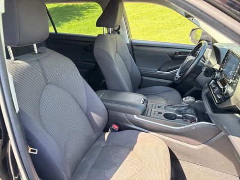 Used 2021 Toyota Highlander LE AWD/4WD image 13