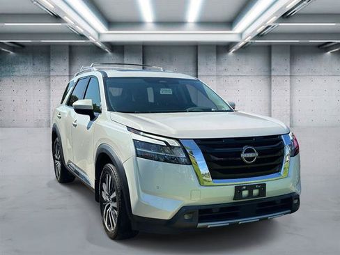 Used 2022 Nissan Pathfinder Platinum AWD/4WD image 2