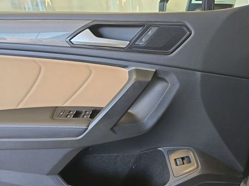 Used 2024 Volkswagen Tiguan SE w/ Panoramic Sunroof Package AWD/4WD image 11