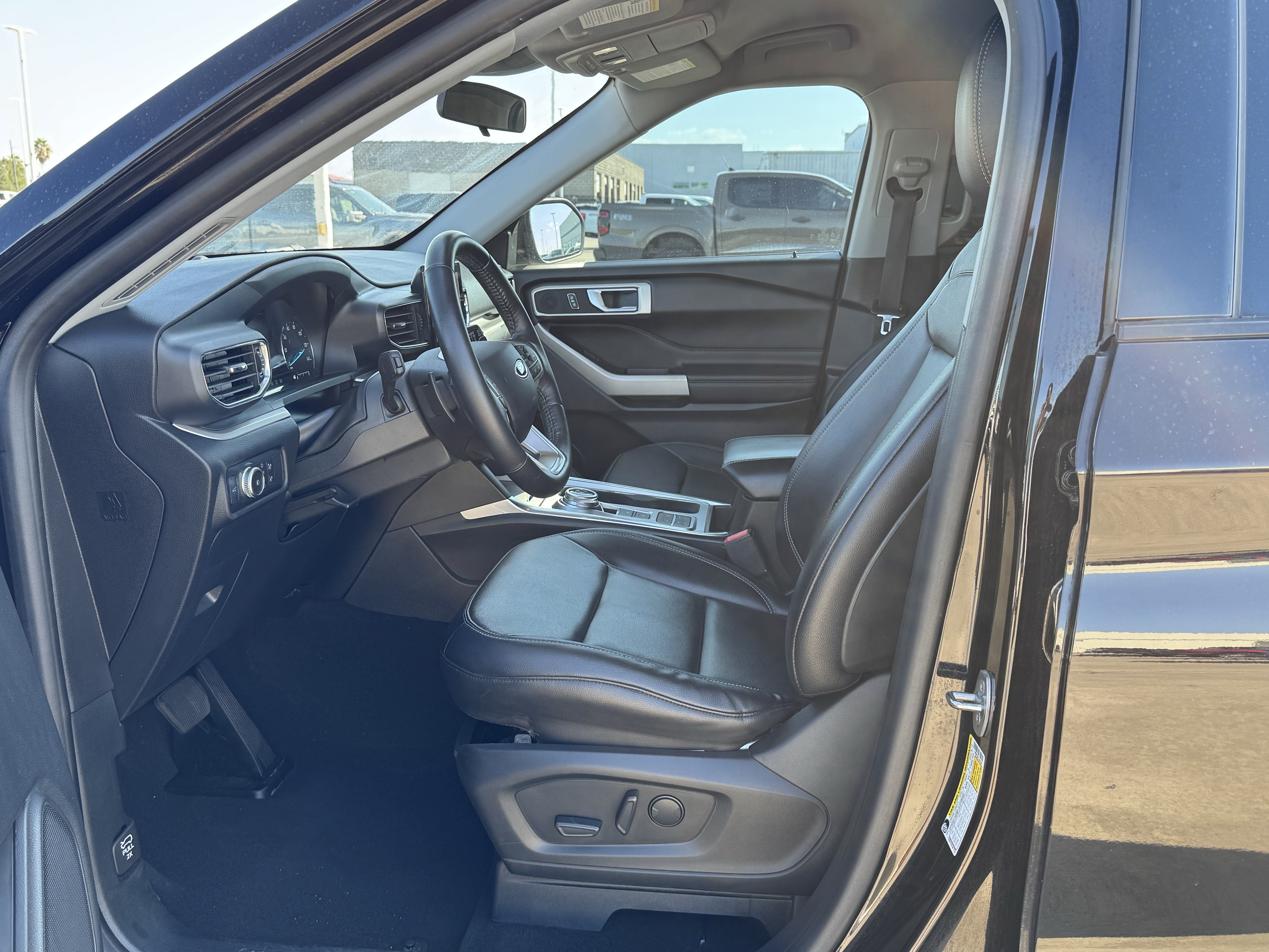 Used 2020 Ford Explorer XLT w/ Equipment Group 202A RWD image 17