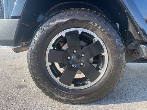 Used 2012 Jeep Wrangler Unlimited Sahara image 34