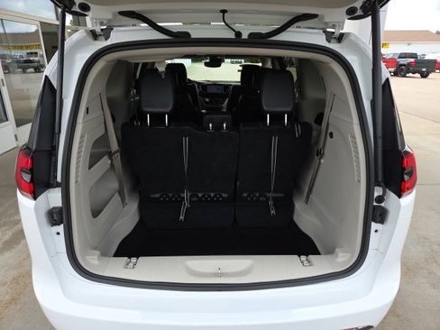 Used 2022 Chrysler Pacifica Touring-L image 19