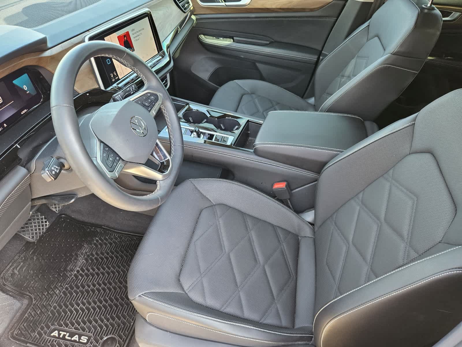 Used 2024 Volkswagen Atlas SE w/ Black Wheel Package FWD image 2