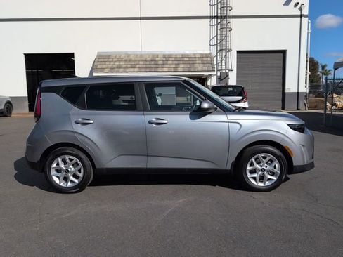 Certified 2025 Kia Soul LX w/ LX Technology Package FWD image 2