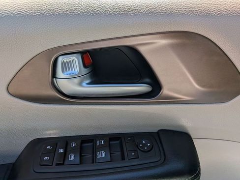 Used 2023 Chrysler Voyager LX FWD image 11