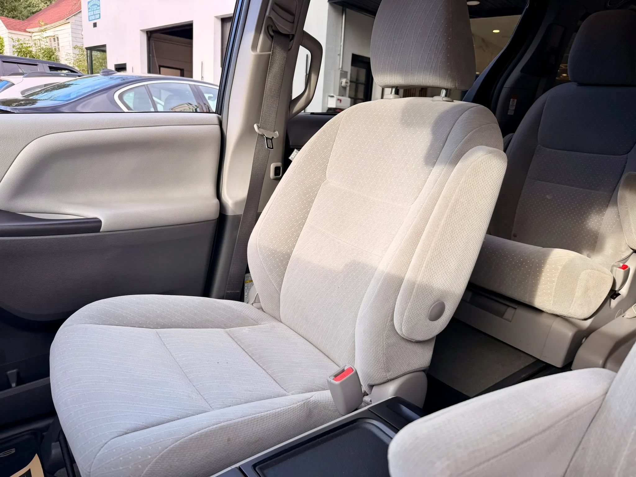 Used 2018 Toyota Sienna LE FWD image 19