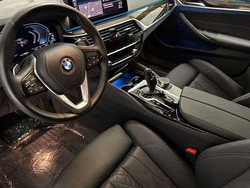 Used 2023 BMW 530e w/ Convenience Package RWD image 4