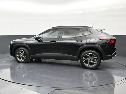 Used 2024 Chevrolet Trax LT FWD image 2