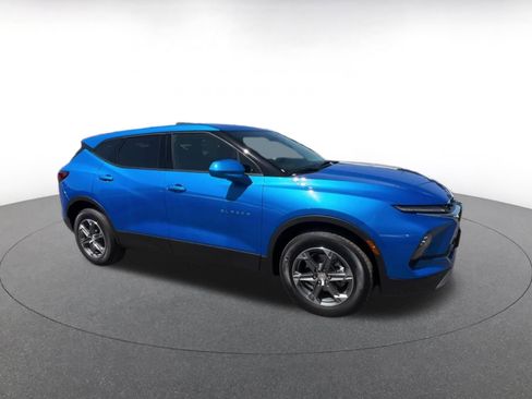 Used 2025 Chevrolet Blazer LT FWD image 2