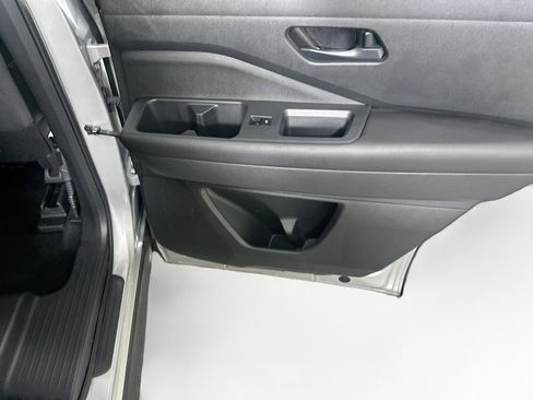 Used 2025 Nissan Pathfinder SV FWD image 31