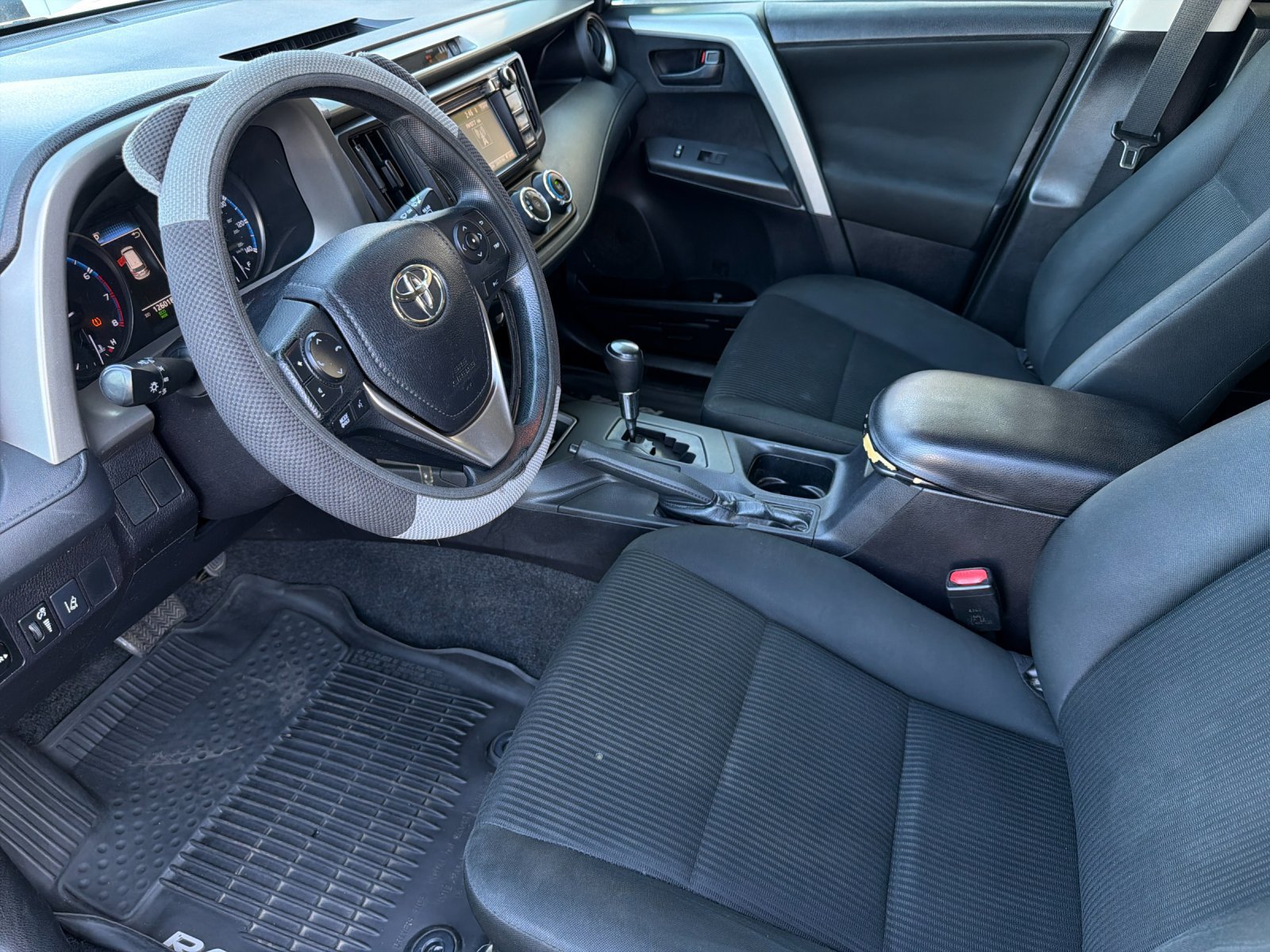 Used 2018 Toyota RAV4 LE w/ All Weather Liner Package FWD image 10