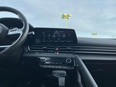 Used 2025 Hyundai Elantra SEL image 22