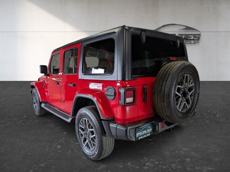 Used 2023 Jeep Wrangler Unlimited Sahara w/ Cold Weather Group AWD/4WD image 8