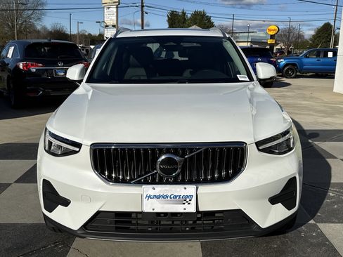 Used 2025 Volvo XC40 B5 Core image 3
