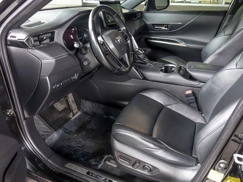 Used 2022 Toyota Venza XLE image 9