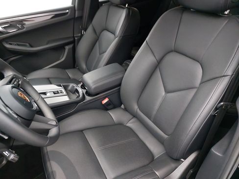 Certified 2026 Porsche Macan AWD/4WD image 17