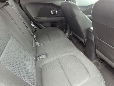 Used 2016 Kia Soul + image 11