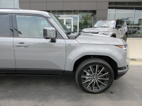 Used 2026 Lexus GX 550 w/ Accessory Package (2T) AWD/4WD image 12