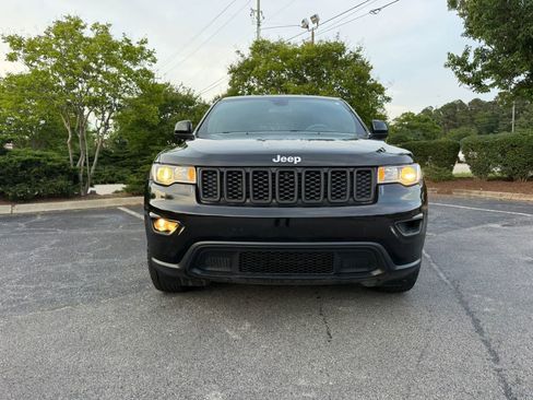 Used 2018 Jeep Grand Cherokee Laredo RWD image 3