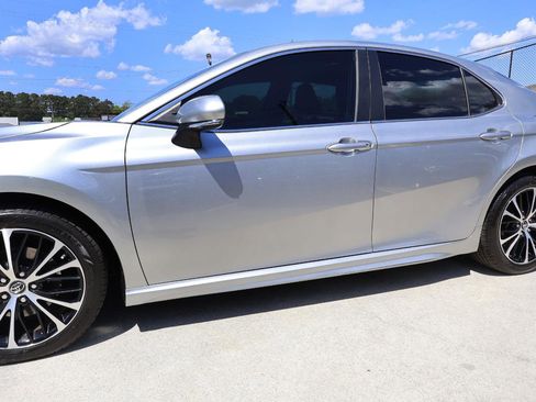 Used 2018 Toyota Camry SE w/ Convenience Package FWD image 32