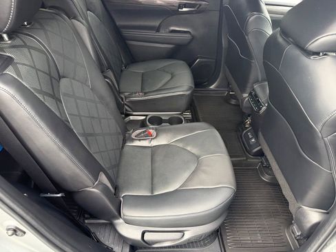 Used 2023 Toyota Highlander Platinum AWD/4WD image 44