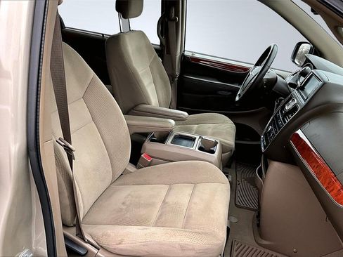 Used 2014 Chrysler Town & Country Touring image 7