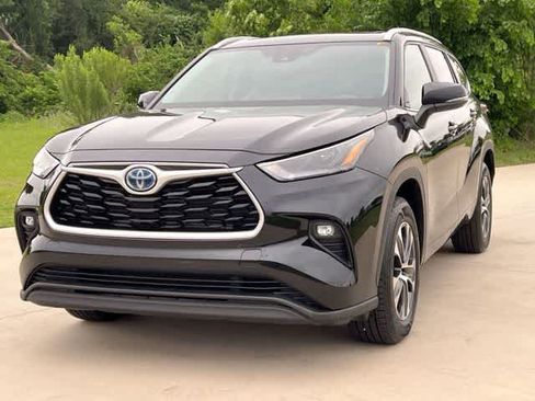 Used 2023 Toyota Highlander XLE FWD image 2
