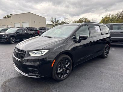 Used 2022 Chrysler Pacifica Limited w/ Uconnect Theater Family Group