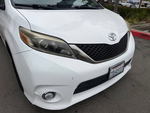 Used 2017 Toyota Sienna SE FWD image 4