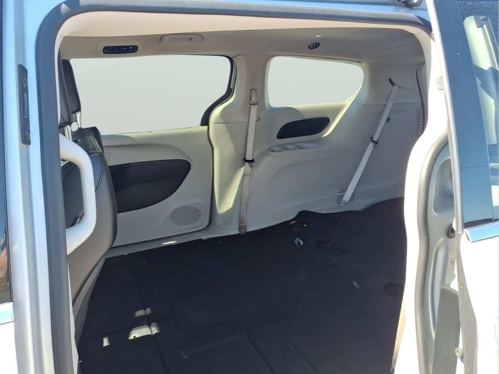 Used 2023 Chrysler Pacifica Touring-L FWD image 9