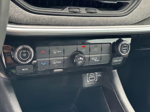 Used 2025 Jeep Compass Latitude AWD/4WD image 6