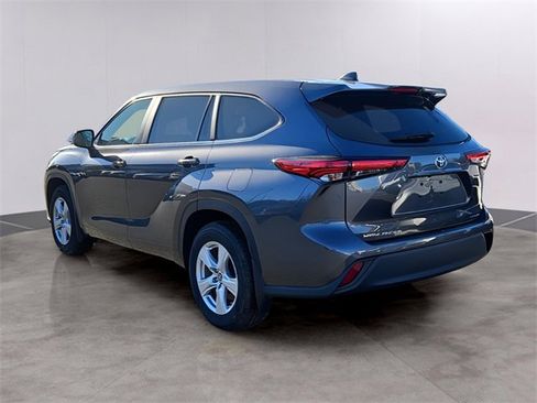 Used 2023 Toyota Highlander LE image 6