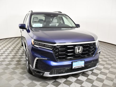 Used 2025 Honda Pilot Touring image 3