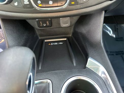 Used 2023 Chevrolet Traverse LT image 25