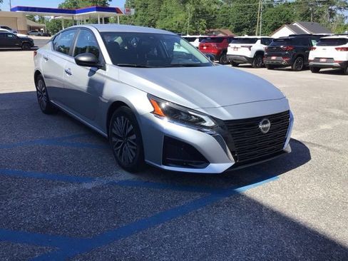 Used 2025 Nissan Altima 2.5 SV FWD image 4