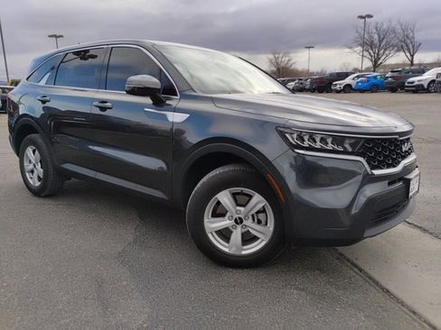 Used 2023 Kia Sorento LX image 4