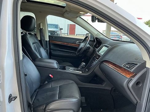 Used 2019 Lincoln MKT AWD image 11