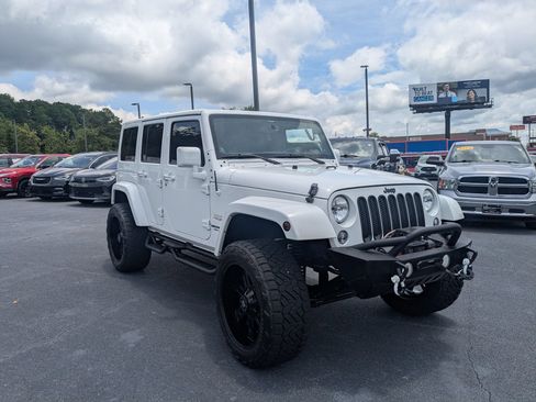 Used 2014 Jeep Wrangler Unlimited Sahara w/ Connectivity Group AWD/4WD image 3