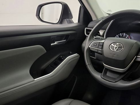 Used 2023 Toyota Highlander XLE AWD/4WD image 22
