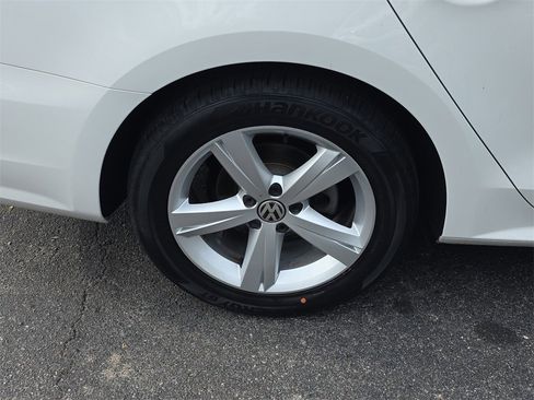 Used 2015 Volkswagen Passat 1.8T Limited Edition image 7