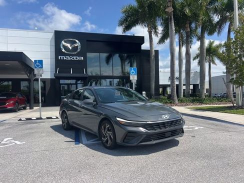 Used 2024 Hyundai Elantra SEL w/ Convenience Package image 2