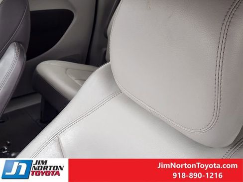 Used 2018 Chrysler Pacifica Touring-L FWD image 15