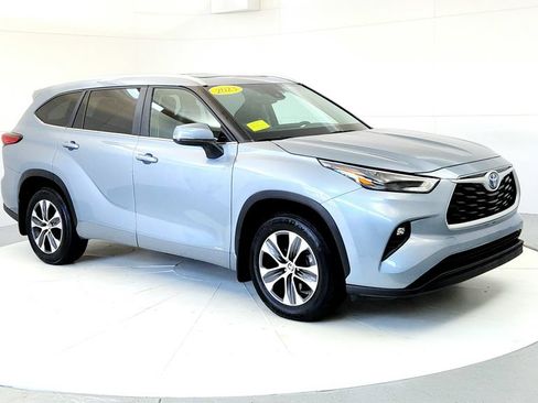 Used 2023 Toyota Highlander XLE AWD/4WD image 7