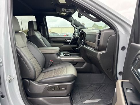 Used 2024 Chevrolet Silverado 2500 ZR2 w/ Technology Package image 29